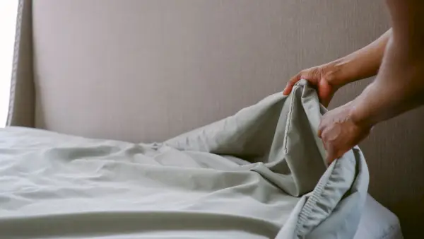 Cet achat de literie à 10 $ a guéri mes nuits agitées et permet également à mon lit de paraître plus propre.