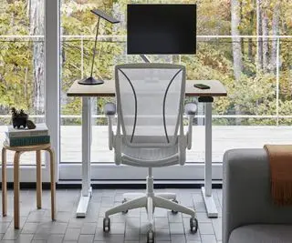 Ein ergonomischer Bürostuhl für ein helles Heimbüro