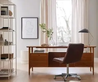 Ein traditionelles Homeoffice im Mid-Century-Stil