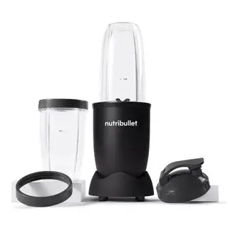 Una batidora Nutribullet Pro 900 con sus vasos sobre un fondo blanco.