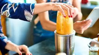 Una mujer mezclada sobre una superficie de cocina.