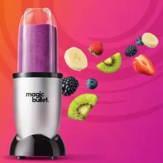 Una batidora Magic Bullet con fruta