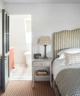 Chambre grise avec tête de lit rayée