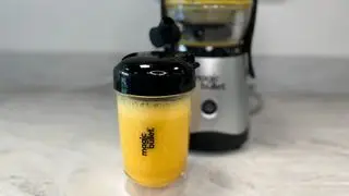 Pomarančový džús v mini odšťavovači Magic Bullet