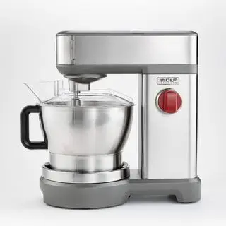 Batteur sur socle Wolf Gourmet sur fond blanc.