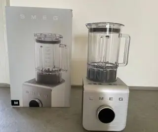 Mélangeur professionnel Smeg pour préparer un smoothie