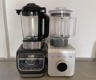 Le Blender Professionnel Smeg produit : un bol à smoothie. houmous, guacamole