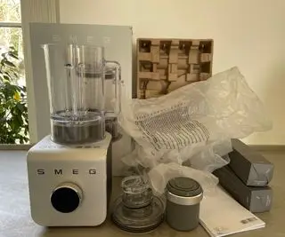 Smoothie, guacamole et houmous devant le mixeur Smeg Professional