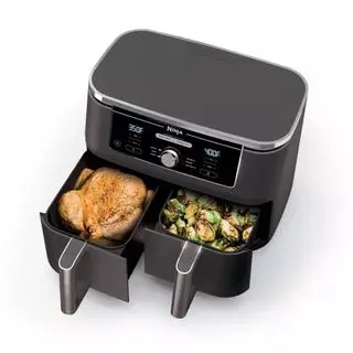 En Ninja DZ401 Foodi 6-i-1 XL 2-Basket Air Fryer på en hvid baggrund