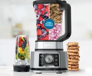 Ninja blender med småkager og en blender stablet ved siden af