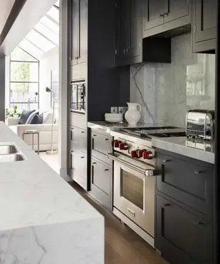 cuisine avec armoires, four et cuisinière