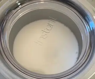 מקציף חלב מיידי עם חלב חם