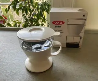 OXO Brew Pour-Over sur le comptoir avec la boîte OXO Brew Pour-Over en arrière-plan