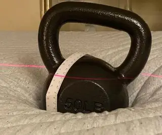 캐스퍼 웨이브 하이브리드 스노우 매트리스에 놓여 있는 무게.