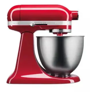 Kitchenaid artisan mini batteur sur socle en rouge sur fond blanc