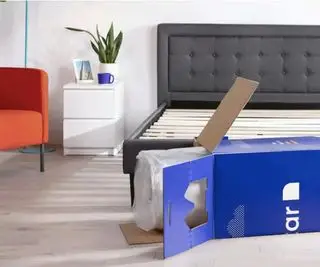 Nectar Memory Foam Madras i en æske på soveværelsesgulvet.