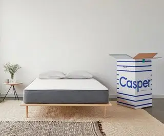 Casper madras mod en hvid væg ved siden af ​​en Casper leveringsboks.