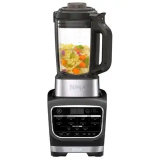 Un mixeur froid et chaud Ninja Foodi rempli de soupe