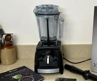 Lait, baies, épinards et poudre de protéines dans le mélangeur Vitamix Ascent Series A2300