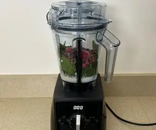 Un smoothie préparé dans le mélangeur Vitamix Ascent Series A2300