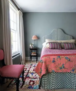 Chambre bleue avec tête de lit rose