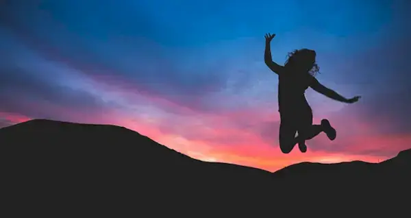 חיים מאושרים יותר מתחילים כאן: 10 הרגלי פשטות שעובדים