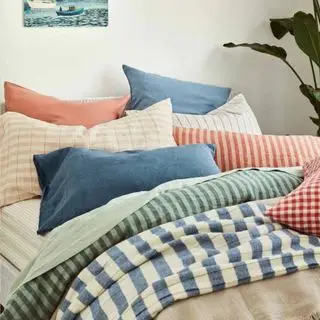 Pacote de lençóis de linho Mix & Match em uma cama.