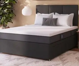 Colchão Emma Original em uma cama.