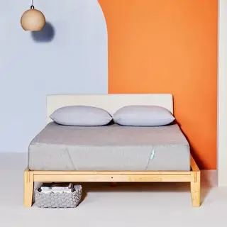 Um colchão Siena em um quarto azul e laranja brilhante