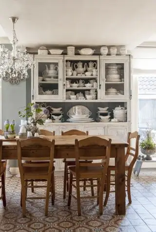 キッチンテーブルは必要ですか?デザイナーはテーブルとキッチンアイランドを比較検討します