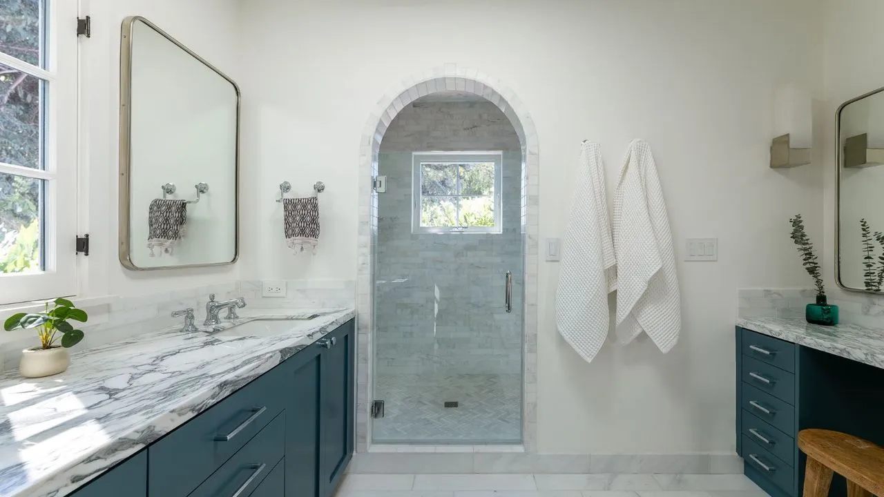 Jeden zamykany przedmiot do przechowywania Profesjonalni organizatorzy twierdzą, że właściciele domów często zapominają przy planowaniu nowej łazienki – ale nie powinni