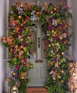 Arc de couronne entièrement recouvert de fleurs