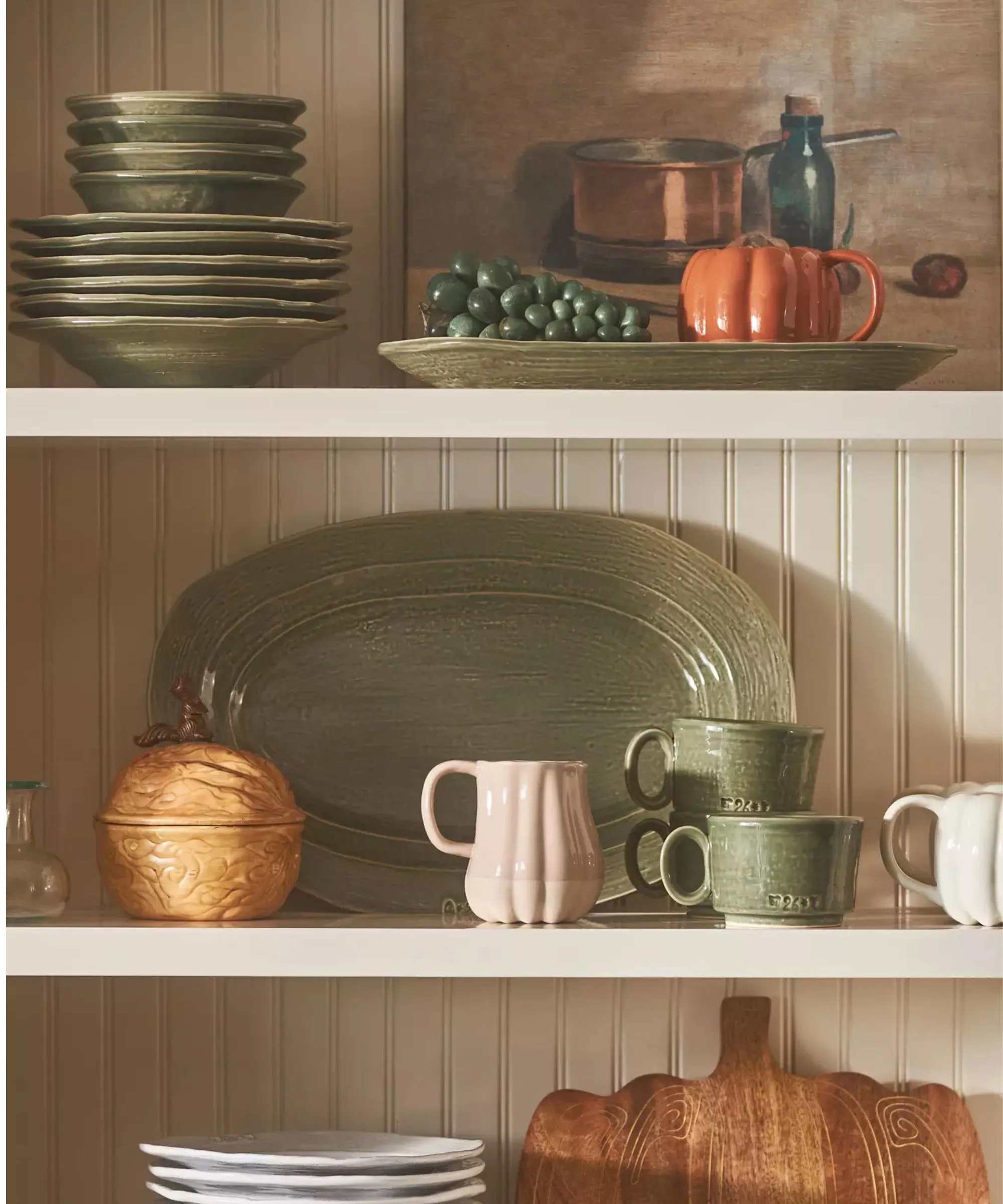 Estantes de cocina de antropología con tazas de calabaza y tablas de madera.' loading='lazy' title=
