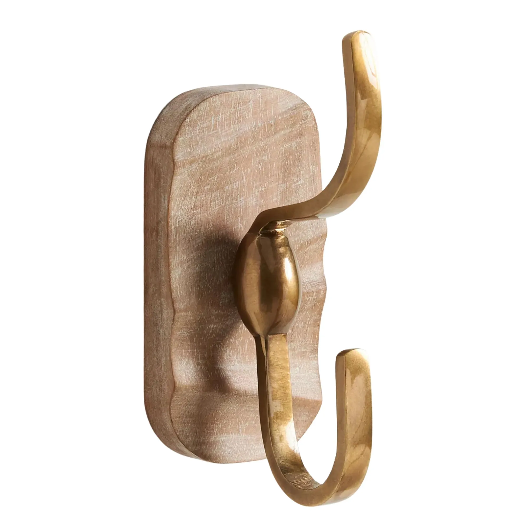 Złoty wieszak ścienny zamontowany na kawałku drewna.' loading='lazy' title=