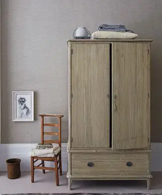 szafa i drewniane krzesło