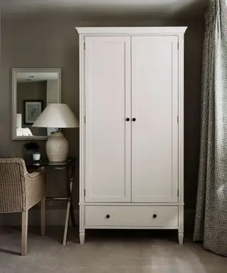 Gdzie umieścić szafę w małej sypialni? W ten sposób eksperci maksymalizują przestrzeń i styl