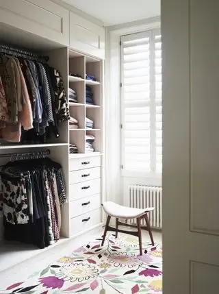 Les 10 règles pour désencombrer les vêtements que les organisateurs de maison suivent toujours
