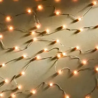 Stargazer Ball Light Strand su sfondo beige.