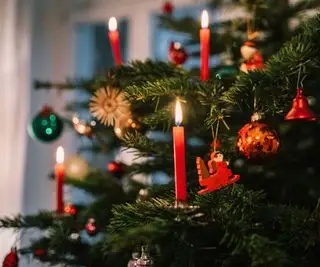 Peut-on mettre de vraies bougies sur un sapin de Noël ? Conseils d’experts sur une décoration traditionnelle – mais dangereuse