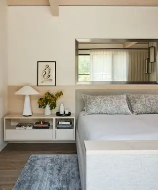 camera da letto neutra con tv nascosta nella base del letto