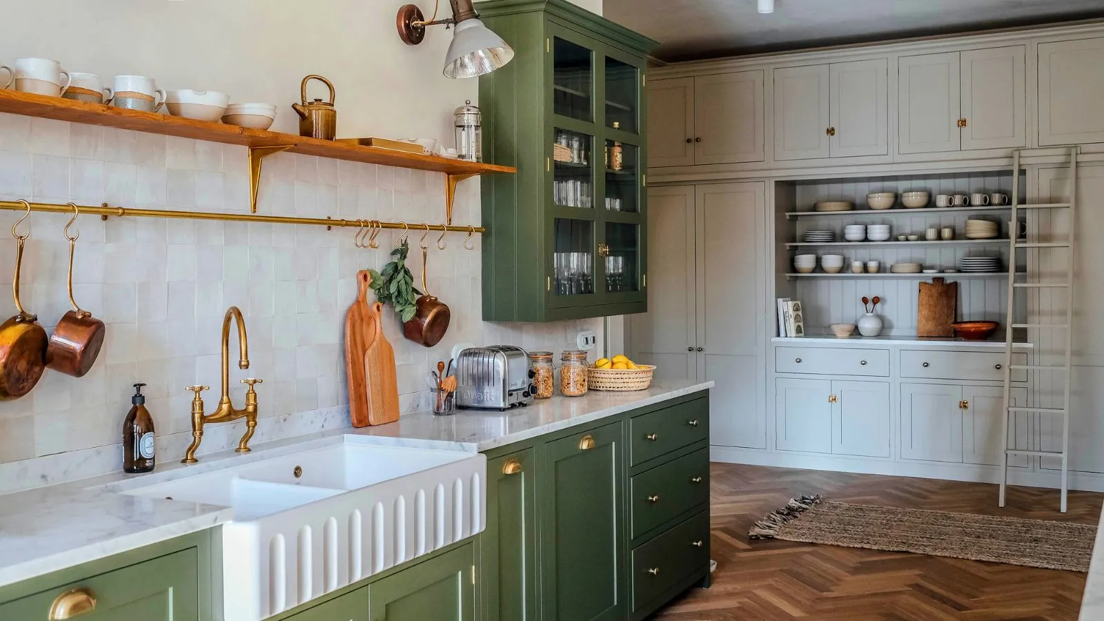 Kuchnia z otwartymi półkami i zielonymi szafkami' loading='lazy' title=