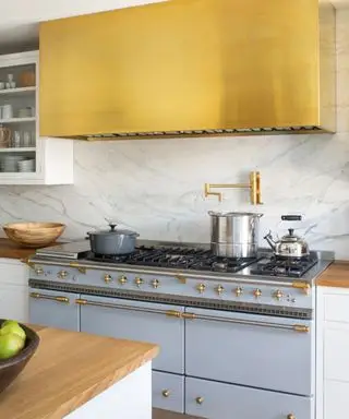 Niebieski piekarnik, złoty blat i uchwyty