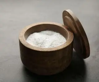 Cette simple astuce au bicarbonate de soude est un moyen simple de rafraîchir votre garde-robe et de bannir les odeurs.