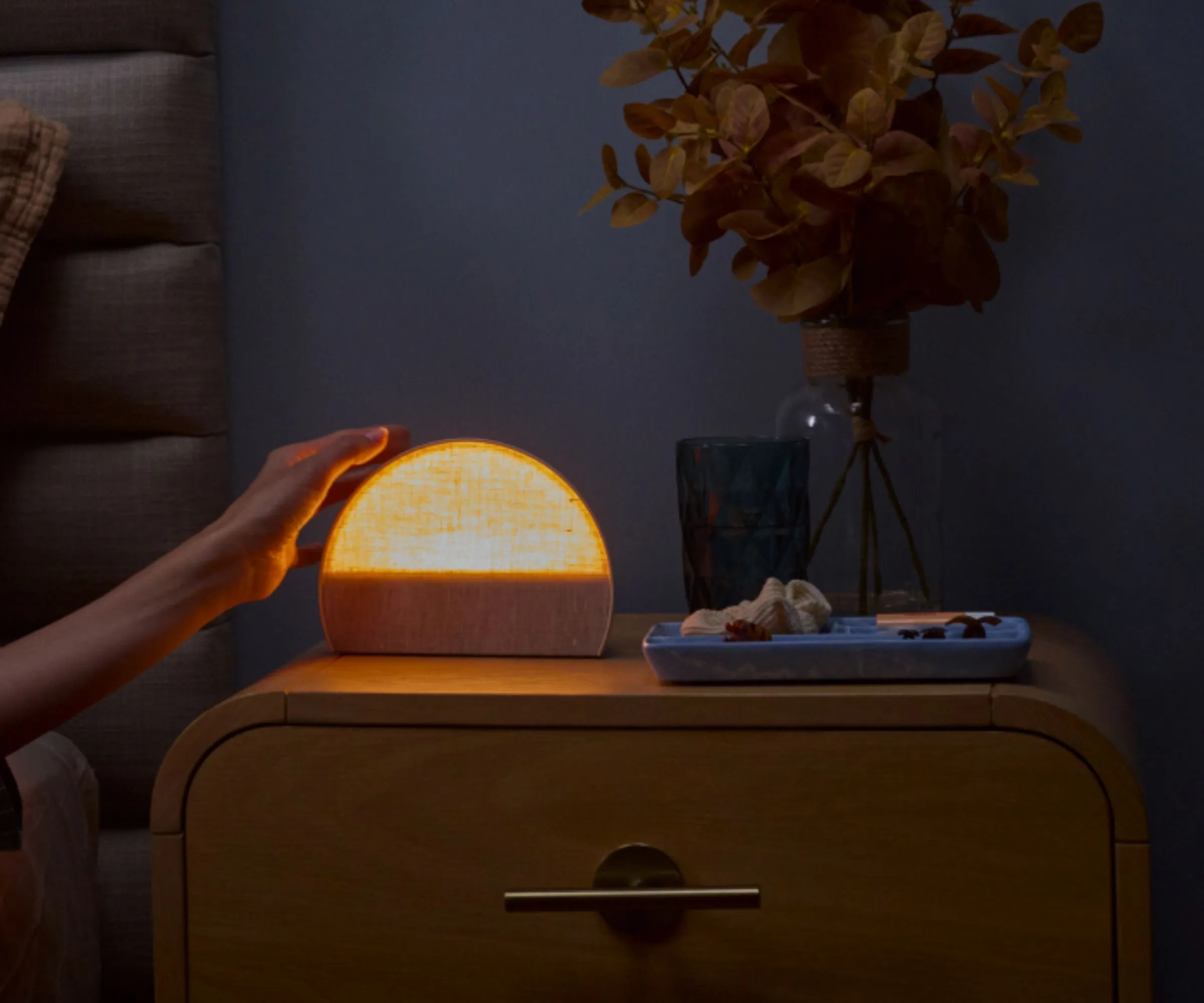 Un reloj despertador Hatch Restore 2 Sunrise sobre una mesita de noche' loading='lazy' title=