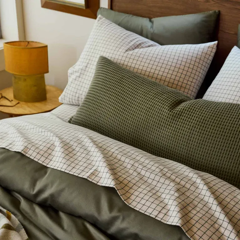 Ropa de cama de rayas verdes y blancas.' loading='lazy' title=