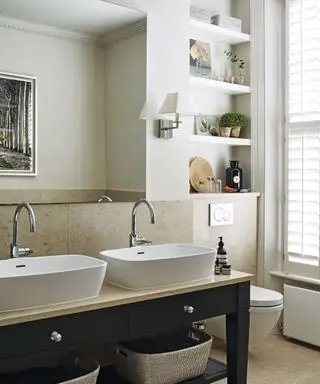 salle de bain avec étagère de rangement