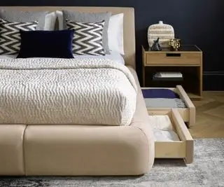 Tirez sous les tiroirs du lit