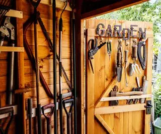 abri de jardin avec outils
