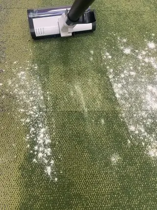 Shark Detect Pro saugt kartenlos Mehl und Zucker auf Teppichen auf