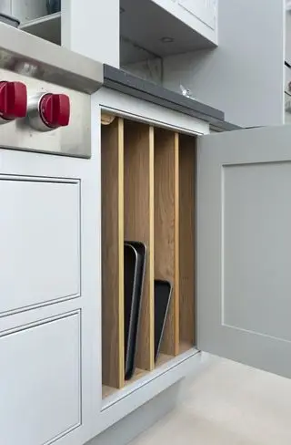 plaques à pâtisserie dans une armoire en bois